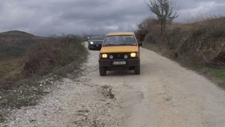 Pluhur në verë, baltë në dimër, të rinjtë braktisin fshatin pa rrugë (Video)