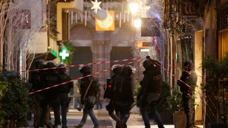 Sulmi me të vrarë në Strasburg, i dyshuari tanimë ‘mund të ketë ikur nga Franca’ (Foto)