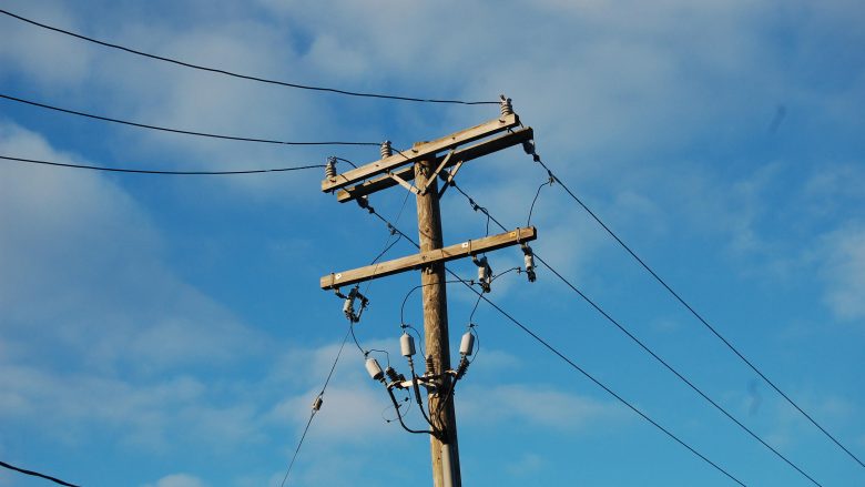 Dëmtojnë gjashtë shtylla elektrike, qytetarët e Vushtrrisë mbesin pa rrymë