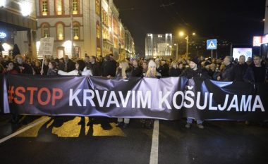 Protesta në Beograd, mijëra qytetarë kërkojnë rrëzimin e qeverisë