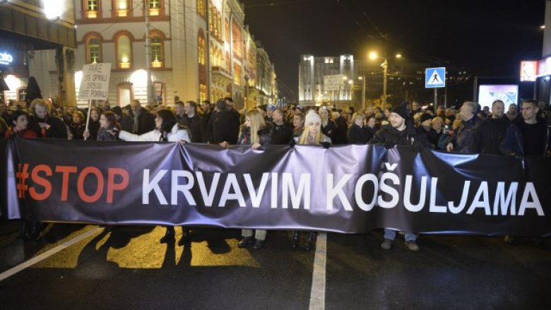 Protesta në Beograd, mijëra qytetarë kërkojnë rrëzimin e qeverisë
