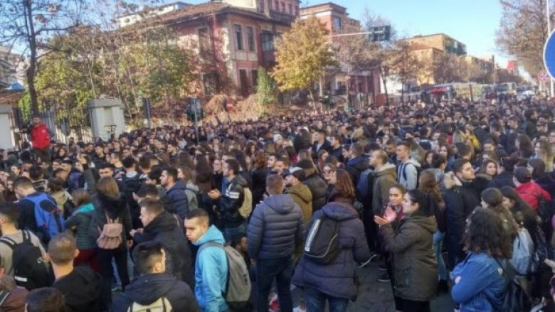 Studentët në Tiranë paralajmërojnë grevë