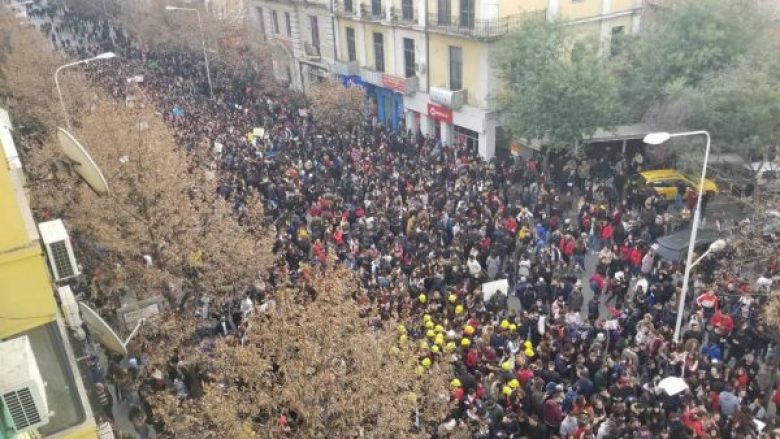 “Washinton Post”: Nëse nuk plotësohen kërkesat e studentëve, mund të eskalojnë protestat në Shqipëri