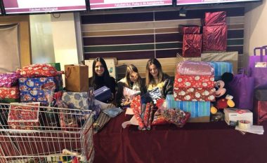 Tri studente ndihmojnë familjet në nevojë për festat e fundvitit