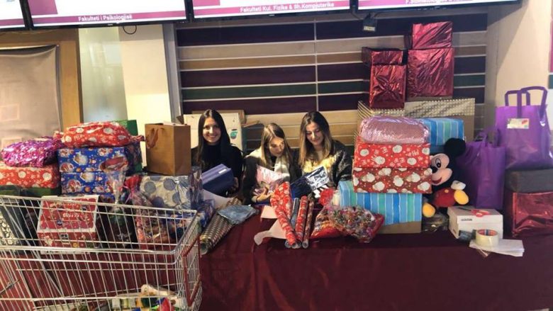 Tri studente ndihmojnë familjet në nevojë për festat e fundvitit