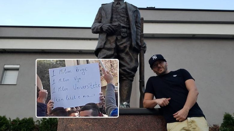 Studentët në Tiranë protestojnë me tekstet e Unikkatilit në pankarta, reperi u del në përkrahje