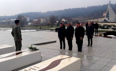 Thaçi bën homazhe në Prekaz: Po realizohet amaneti i dëshmorëve