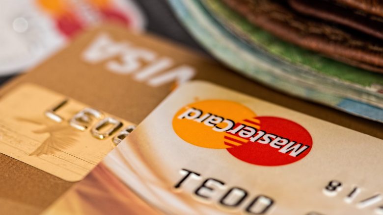 Keqpërdori kartelat bankare të klientëve dhe bleu kriptovaluta – arrestohet nga policia