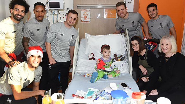 Gjesti i madh nga Shaqiri dhe yjet e Liverpoolit, vizitojnë spitalin më të madh në Angli për t’i gëzuar fëmijët e sëmurë