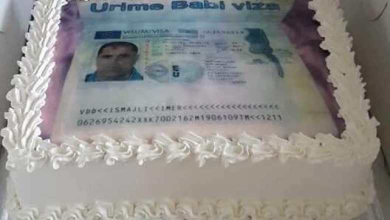 Me tortë e uruan një kosovar marrjen e vizës, fëmijët e tij (Foto)