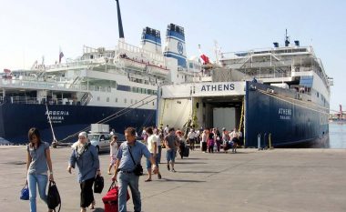 Festat e fundvitit, fluks emigrantësh në portin e Vlorës