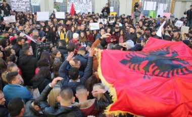 Studentët refuzojnë dialogun, nesër protesta “finale”