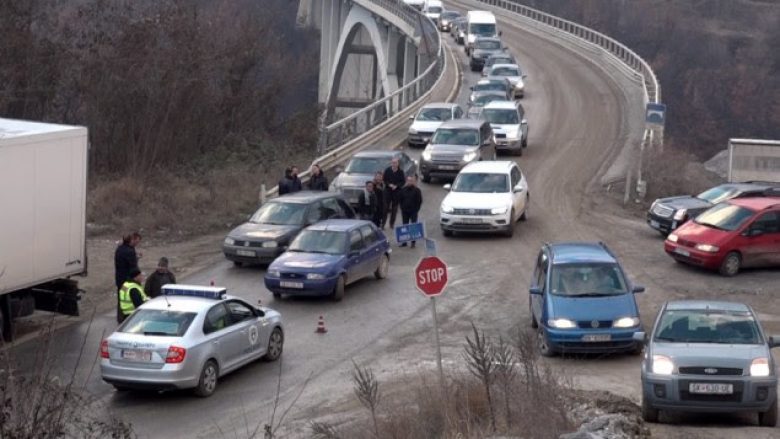 Bllokimi i rrugës Hani i Elezit-Kaçanik, krijon kolona të gjata dhe pasiguri