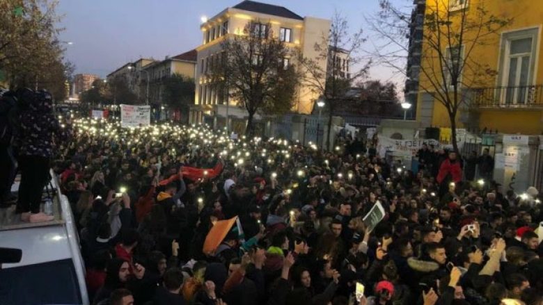 Qindra studentë drejt Kryeministrisë: Prindërit nesër do të bojkotojnë punën