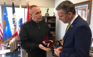 Veseli vizitoi Gardën Kombëtare të Iowa-s, merr përkrahje për Ushtrinë