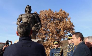 Veseli përuron bustin e Skenderbeut në Zym të Hasit