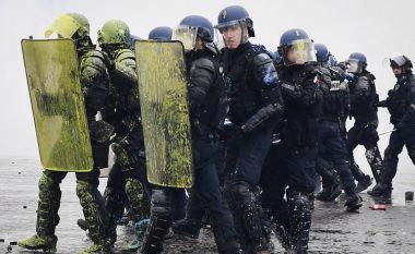 Pas “jelek verdhëve”, në Francë paralajmërohen protesta nga “xhaketat blu”