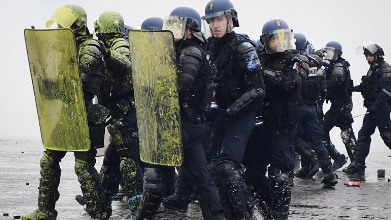 Pas “jelek verdhëve”, në Francë paralajmërohen protesta nga “xhaketat blu”