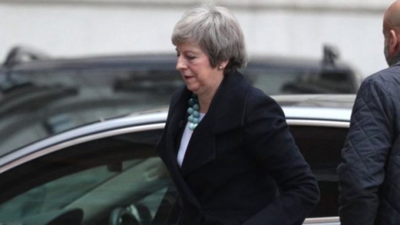 May e shtyn votimin për Brexit dhe niset për në Bruksel