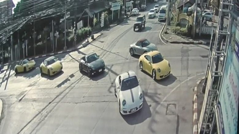 Bllokuan udhëkryqin me qëllim që mbi 30 Porsche të mund të kalojnë rrugën në të kuqen (Video)