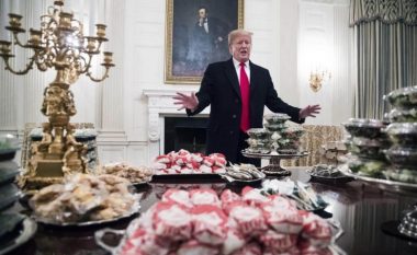 Për shkak të mbylljes së pjesshme të qeverisë, Trump porosit 300 hamburgerë në Shtëpinë e Bardhë (Foto/Video)