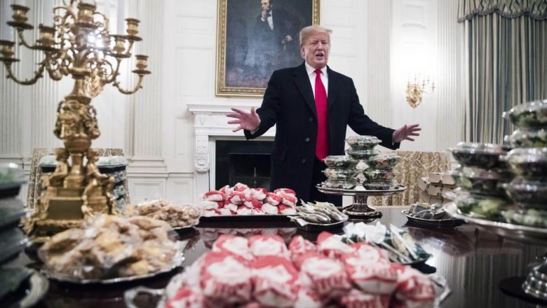 Për shkak të mbylljes së pjesshme të qeverisë, Trump porosit 300 hamburgerë në Shtëpinë e Bardhë (Foto/Video)