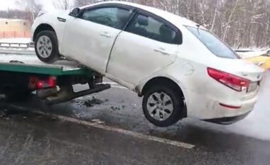 Ia konfiskojnë veturën, pronari nuk pajtohet assesi – e zbret dhunshëm në tokë (Video)