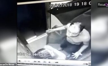 Kamera e sigurisë në ashensor filmon burrin duke rrahur brutalisht gruan e tij, policia braziliane në kërkim të sulmuesit (Video, +18)