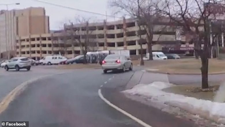 Harron nëna t’ia vë rripin e sigurisë ,foshnja “fluturon” nga vetura që ishte në lëvizje dhe përfundon në asfalt, shpëton mrekullisht (Video)