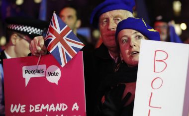 Pamje që tregojnë se si kundërshtuesit e Brexit-it festuan humbjen e kryeministres May në Parlament (Foto/Video)