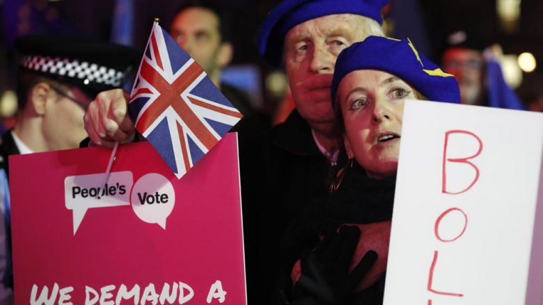 Pamje që tregojnë se si kundërshtuesit e Brexit-it festuan humbjen e kryeministres May në Parlament (Foto/Video)