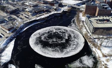 Copa gjigante e akullit në formë disku shfaqet në një lumë në SHBA (Video)
