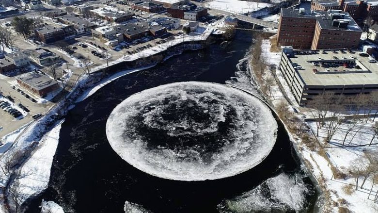 Copa gjigante e akullit në formë disku shfaqet në një lumë në SHBA (Video)