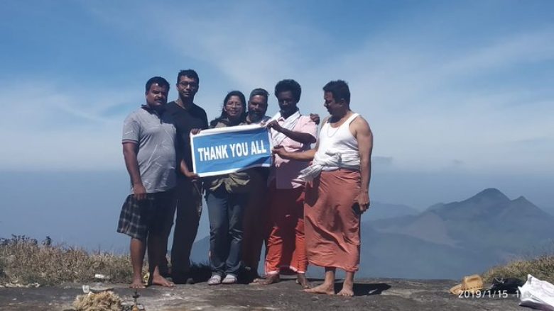 ​Gruaja e parë ngjitet në majë e malin të  shenjtë në Indi (Video)