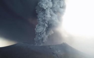 Shpërthen vullkani në Japoni, hiri ngritet në gjashtë kilometra lartësi (Video)