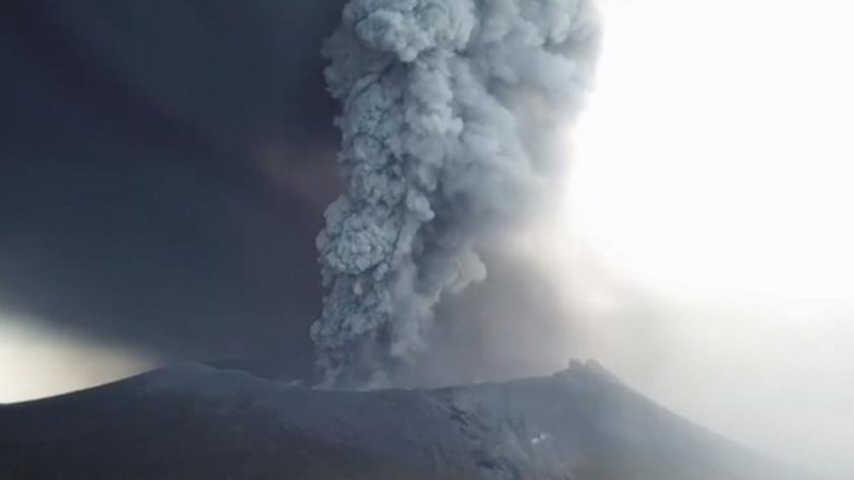 Shpërthen vullkani në Japoni, hiri ngritet në gjashtë kilometra lartësi (Video)