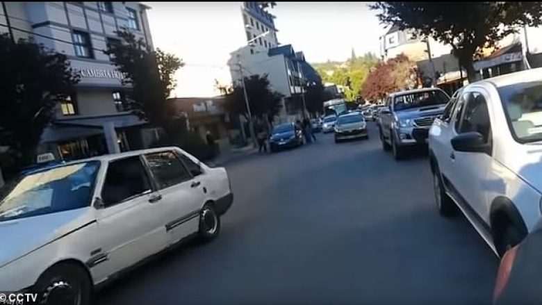Ngacmoi femrat në rrugë, burri nga Argjentina e pësoi keq nga një kalimtar rasti (Video)