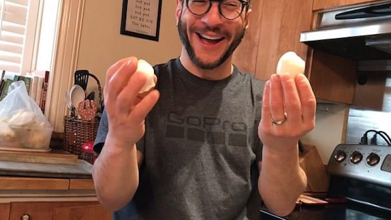 Kanadezi bëhet hit në internet me mënyrën se si e qëron vezën e zier (Video)
