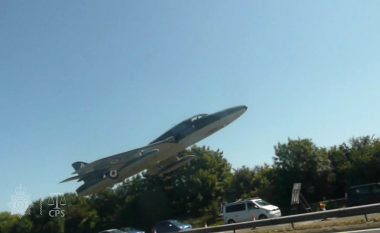 Gjatë akrobacioneve piloti fluturon shumë ulët, përplaset në një autostradë në Angli – humbin jetën 11 persona (Video)