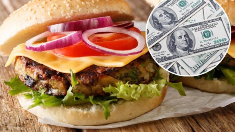 Edhe pse i ka 90 miliardë dollarë pasuri, Bill Gates pret në radhë për të paguar hamburgerin dhe patatet e skuqura – i kushtuan afro 8 dollarë (Foto)