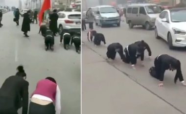 Punonjëset e kompanisë kineze nuk arritën objektivat, si ndëshkim u detyruan të ecin këmbë e duar nëpër rrugët e qytetit (Video)