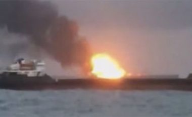 Dy tankerë përfshihen nga zjarri në ngushticën e Kerçit në Ukrainë, po transportonin gaz (Video)