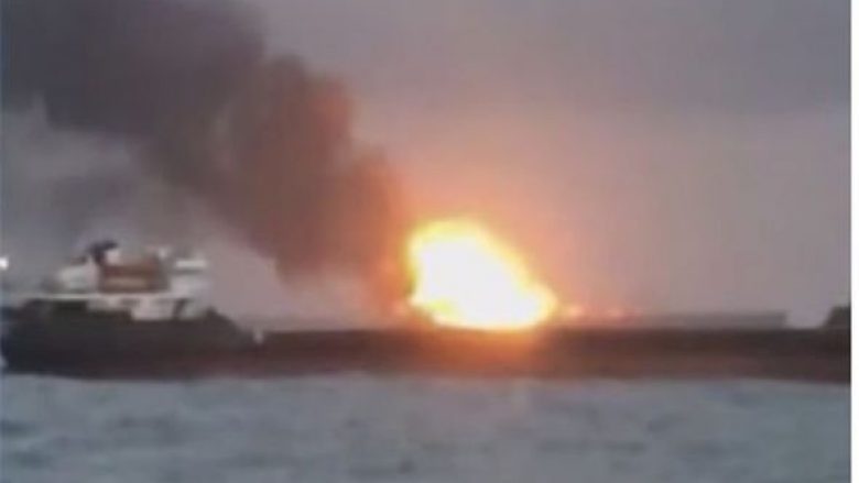 Dy tankerë përfshihen nga zjarri në ngushticën e Kerçit në Ukrainë, po transportonin gaz (Video)