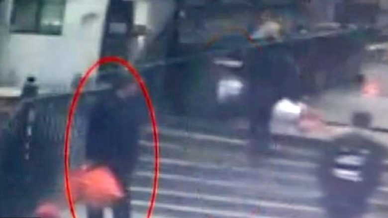 Binjaket e porsalindura i hedh në kontejnerët e mbeturinave, policia kineze vihet në kërkim të burrit (Video)