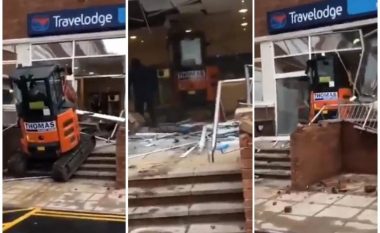 “Nuk i marrin rrogat”, burri me ekskavator shkatërron për gjysmë ore hotelin e ri – policia angleze në kërkim të autorit (Video)