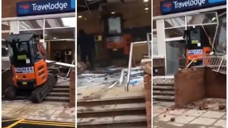 “Nuk i marrin rrogat”, burri me ekskavator shkatërron për gjysmë ore hotelin e ri – policia angleze në kërkim të autorit (Video)