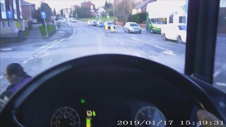 Nxënësja angleze shpëton për një fije floku, autobusi për pak sa nuk e shtyp (Video)