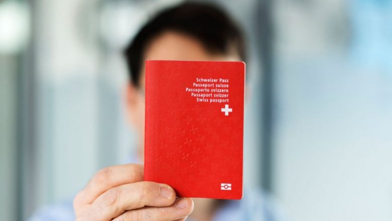 Nuk ka pasaportë zvicerane pa u përshëndetur me shtrëngim duarsh