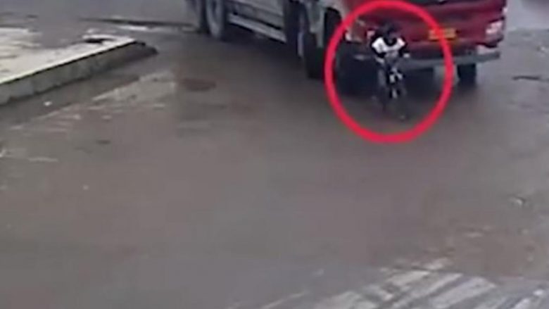 Kamioni godet të rinjtë kinezë që ishin në biçikletë, i tërheq zvarrë dhe përfundojnë nën rrota – shpëtojnë mrekullisht (Video, +18)