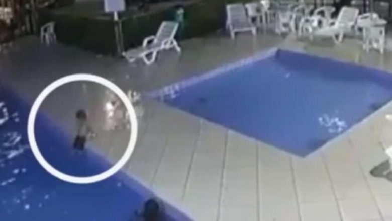 Trevjeçari kërcen në pishinë dhe për 20 sekonda luftoi për jetë, në sekondat e fundit e shpëtoi rojtari brazilian (Video)